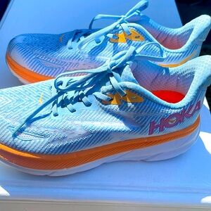 Hoka Clifton 9 tennis shoes 👟